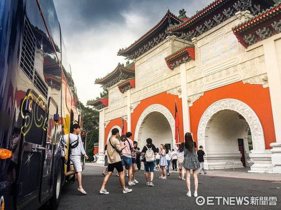 大陆游客游览忠烈祠。（图片来源：台湾“东森新闻云”）
