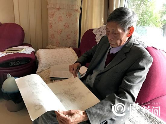 廖洪模翻看手绘图纸