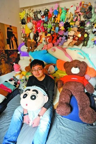 胡博家里堆放着不下1000只娃娃