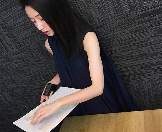 除了衣服，万佳音还会做一些周边产品。哪怕是一个帆布包的布料，她也要筛选多次。
