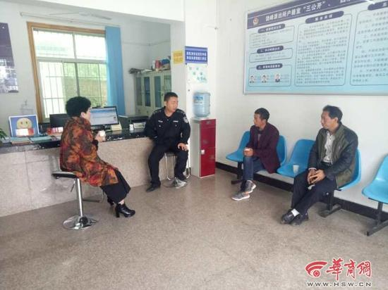 民警向村干部了解情况