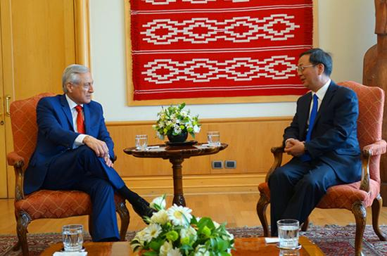 驻智利大使李宝荣（右）辞行拜会智利外长穆尼奥斯。 &nbsp;中华人民共和国驻智利共和国大使馆 图