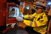 交警靠车灯罩碎片侦破逃逸案件