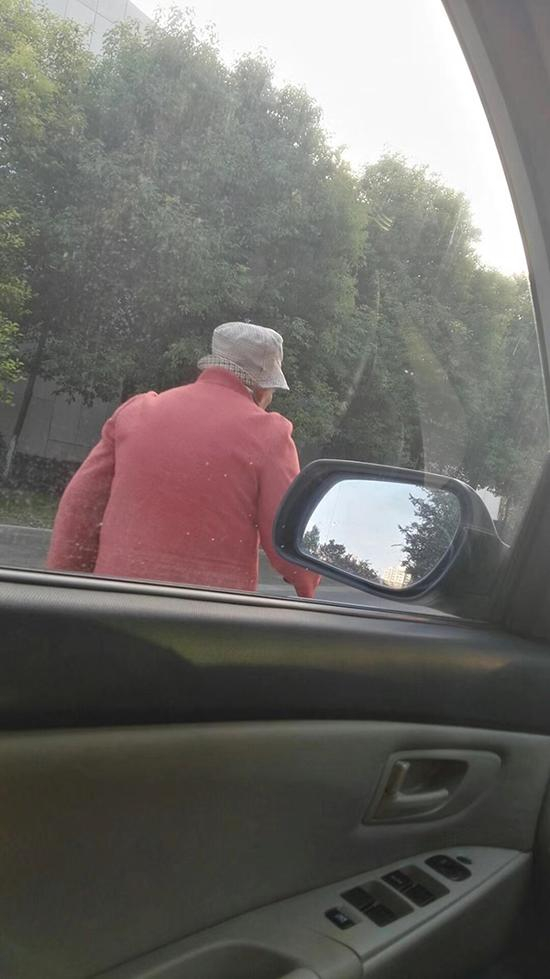 老太靠车休息一分多钟，车主静静等候并未打扰。