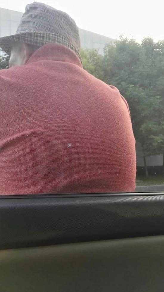 如皋市一名老太散步累了靠一辆轿车前休息。 本文图均为谢万庆供图