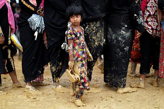 　　当地时间2017年10月12日，孟加拉国代格纳夫，罗兴亚难民赤脚在泥地中排队领取食物。 &nbsp;视觉中国 图