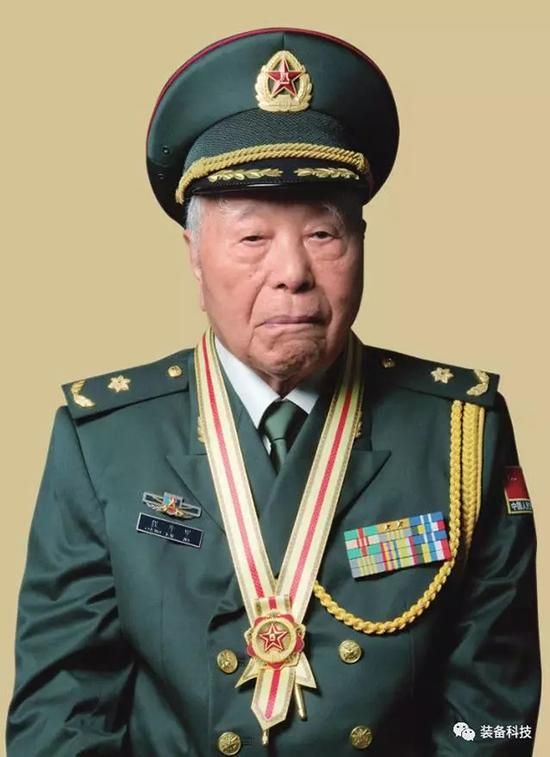 　　原国防科工委科学技术委员会正军职常任委员程开甲，是忠诚奉献、科技报国的“两弹一星”元勋（7月27日摄）。 &nbsp;本文图片均来自微信公众号“装备科技”