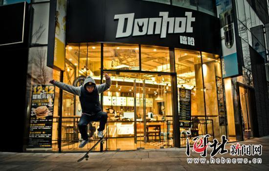 北京DonHot噹哈驴火店面设计很潮。