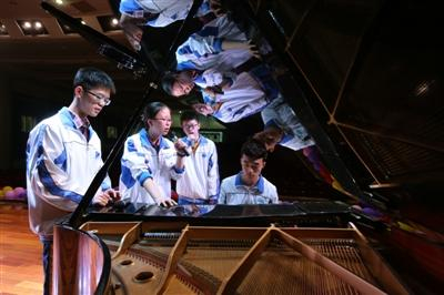 四名学生共同演绎《静海》