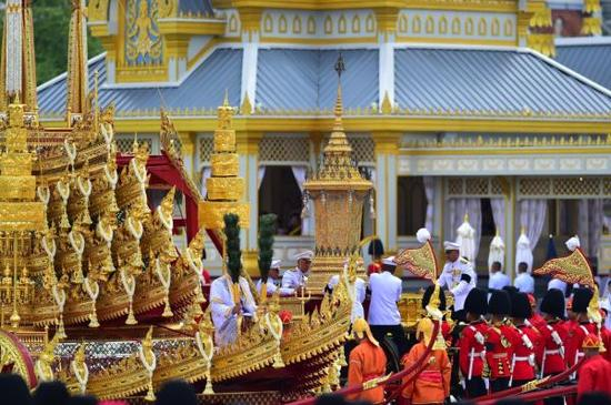 　　10月26日，工作人员护送泰国先王普密蓬的遗体前往火化台。 当日，泰国先王普密蓬的遗体从泰国大王宫转移至火化台，等待正式火化。10月25日起，泰国为已故国王拉玛九世普密蓬·阿杜德举行为期五天的葬礼。新华社 图