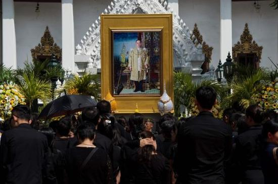 人们参加悼念泰国先王普密蓬的活动。新华社 图