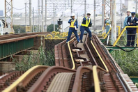 强台风袭日本 铁路轨道扭曲