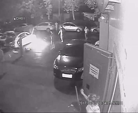 　　法制晚报·看法新闻（记者 周蔚 通讯员 余欢欢 邓涵）一男子在吃完饭回家的过程中与女友发生争吵，醉酒状态下，怒砸汽车并放火将汽车发动机舱点燃。高某某在车旁点燃火堆（监控截图）