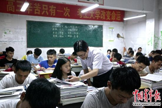 陈立群校长在巡视晚自习。中国青年报·中青在线记者 白皓 /摄