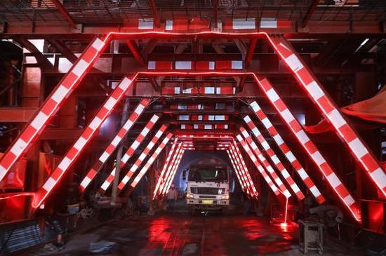 　　2017年8月21日，工人在河北省张家口市赤城县龙关镇境内的京张高铁崇礼支线铁路太子城隧道入口施工。 东方IC 资料