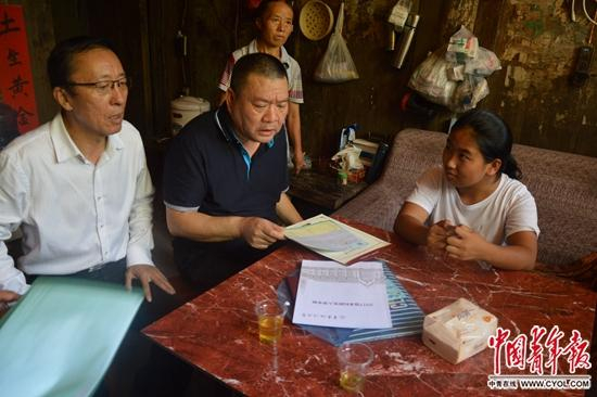 沈一功（左一）和戴世法（左二）正在家访。中国青年报·中青在线记者李润文/摄