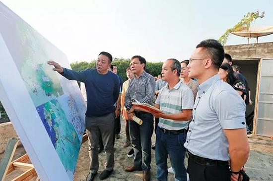 　　专家评审组成员在儋州机场预选地址现场踏勘时，就机场建设地形地貌、交通、基础设施、气象等因素进行综合分析探讨。本文图片 儋州政务网