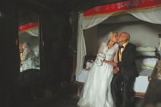 钟开荣和老伴的婚纱照。本文图片均来自华西都市报