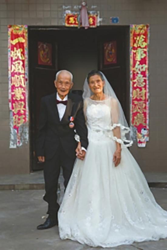 辜明兴和老伴的婚纱照。幸福在于平淡，每一个开心的笑容，就藏在他们的褶皱里。