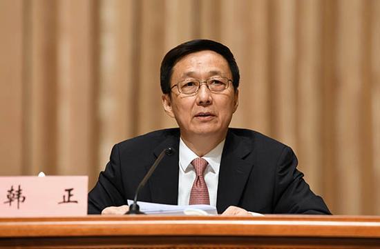 　　韩正强调，学习宣传贯彻党的十九大精神是当前和今后一段时期首要的政治任务，上海各级领导干部必须原原本本学、认真刻苦学，学深悟透、融会贯通，学以致用、学以促用，以习近平新时代中国特色社会主义思想为指导，不忘初心、牢记使命，锐意进取、埋头苦干，努力当好新时代全国改革开放排头兵、创新发展先行者，为夺取新时代中国特色社会主义伟大胜利、实现“两个一百年”奋斗目标作出上海新的贡献。本文图片均为 陈正宝 摄