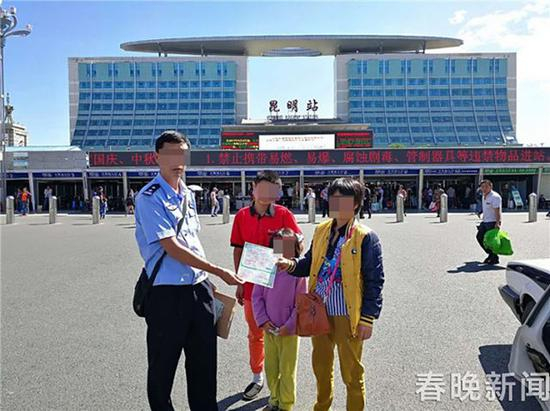 给孩子母亲送来出生证明