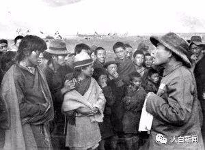 沿途向藏族群众宣传“十七条协议”