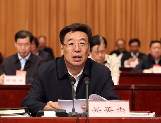 　　10月29日，自治区传达贯彻党的十九大精神领导干部大会在拉萨召开。自治区党委书记吴英杰主持会议并讲话。记者姚海全摄
