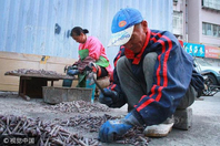 山东威海：夫妻每天4把锤砸千