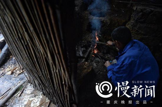 在潮湿的环境下生火是门技术活