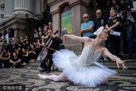 巴西艺术家街头跳芭蕾讨薪