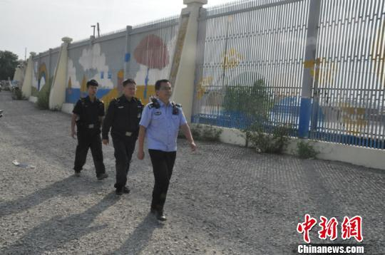 图为在北仑河边巡查的缉私民警 林浩 摄