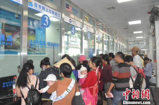 图为边民排队等待结算 林浩 摄