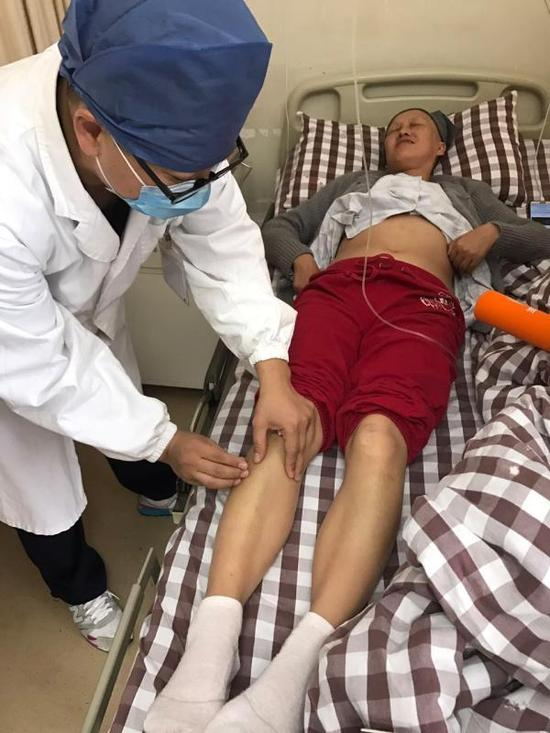 胡祖健给患者针灸。 澎湃新闻记者 陆玫 图