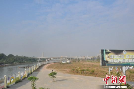 图为刚刚建成的北仑河二桥 林浩 摄