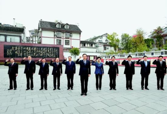 11月2日，在贵州省委书记孙志刚领誓下，贵州省委常委在遵义会议会址重温入党誓词。 贵州日报 图