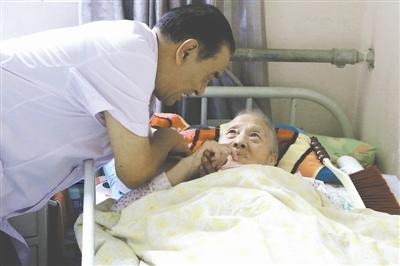 李伟和他的“初恋情人”黑奶奶回忆“甜蜜往事”。