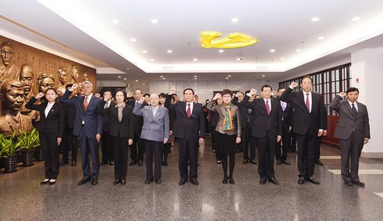 　　11月3日，中共中央政治局委员、上海市委书记李强，上海市委副书记、市长应勇，上海市人大常委会主任殷一璀，上海市政协主席吴志明，上海市委副书记尹弘和全市基层党员代表集体瞻仰了中共一大会址、中共二大会址和中共四大纪念馆，重温入党誓词，铭记奋斗历程。 陈正宝 刘歆 摄