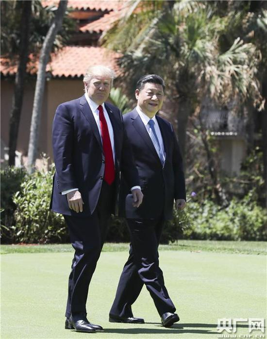 　　当地时间2017年4月7日，国家主席习近平在美国佛罗里达州海湖庄园同美国总统特朗普举行中美元首第二场正式会晤。会晤后，习近平同特朗普到秀丽宜人的海湖庄园中散步。 新华社 图