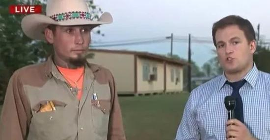 阻止枪击的当地居民在接受采访。