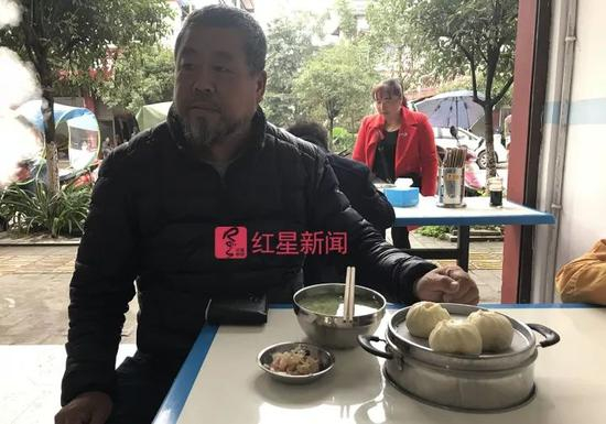 ▲早上他会到一个较偏僻的早餐店吃便宜一点儿的早餐