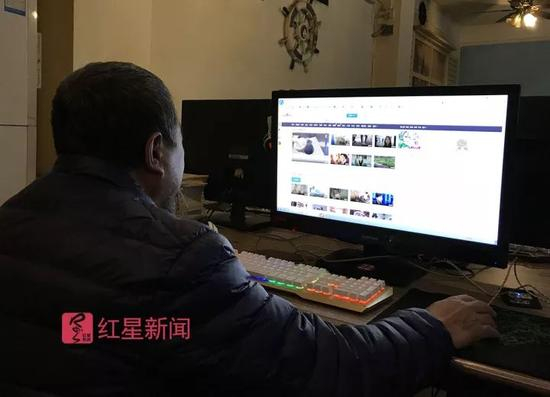 ▲为让记者看一篇报道，他来到网吧