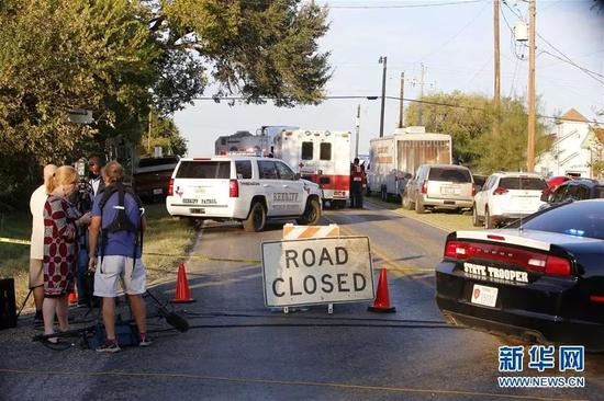 警察封锁发生枪击事件的教堂周边的道路。新华社发（颜博摄）
