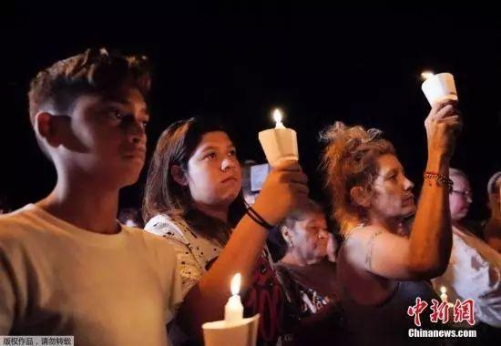 事件发生后，当地民众手持烛光，为遇难者默哀。