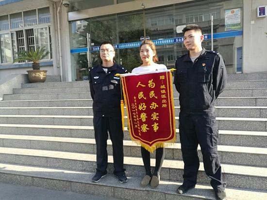 家长给民警送来锦旗。