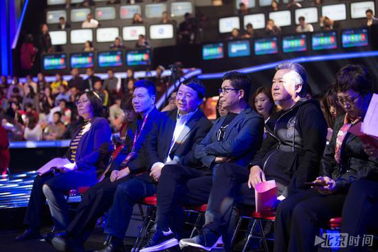 首期嘉宾熊晓鸽、王中军、赵宝刚于发布会现场