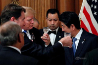 安倍为特朗普设国宴 举杯共饮