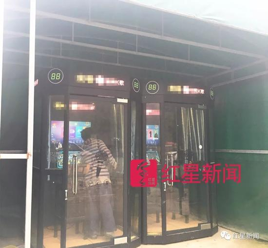 ▲在湖北美术学院校外，葛宇路对K歌设备感到新奇 图片来源：红星新闻