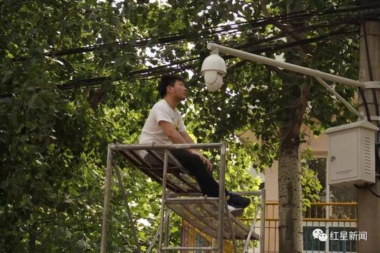 ▲葛宇路和摄像头“对视” 受访者供图