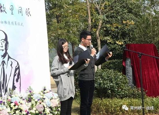 学生代表用诗朗诵的形式向终生名誉院长致敬。