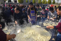 百人帮厨做千人饺子宴敬老